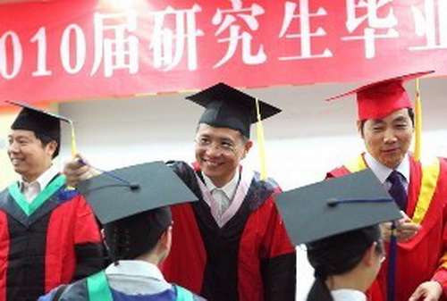 学校隆重举行2010届研究生毕业典礼暨学位授予仪式 学校隆重举行2010届研究生毕业典礼暨学位授予仪式